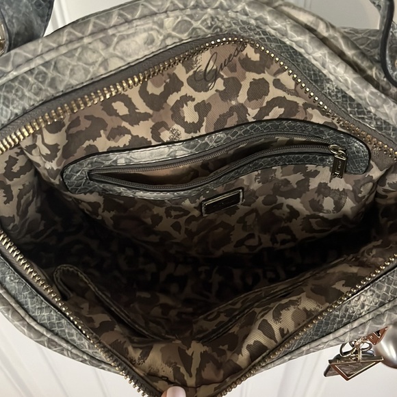 Crossbody grey snake print Guess purse - Picture 5 of 5